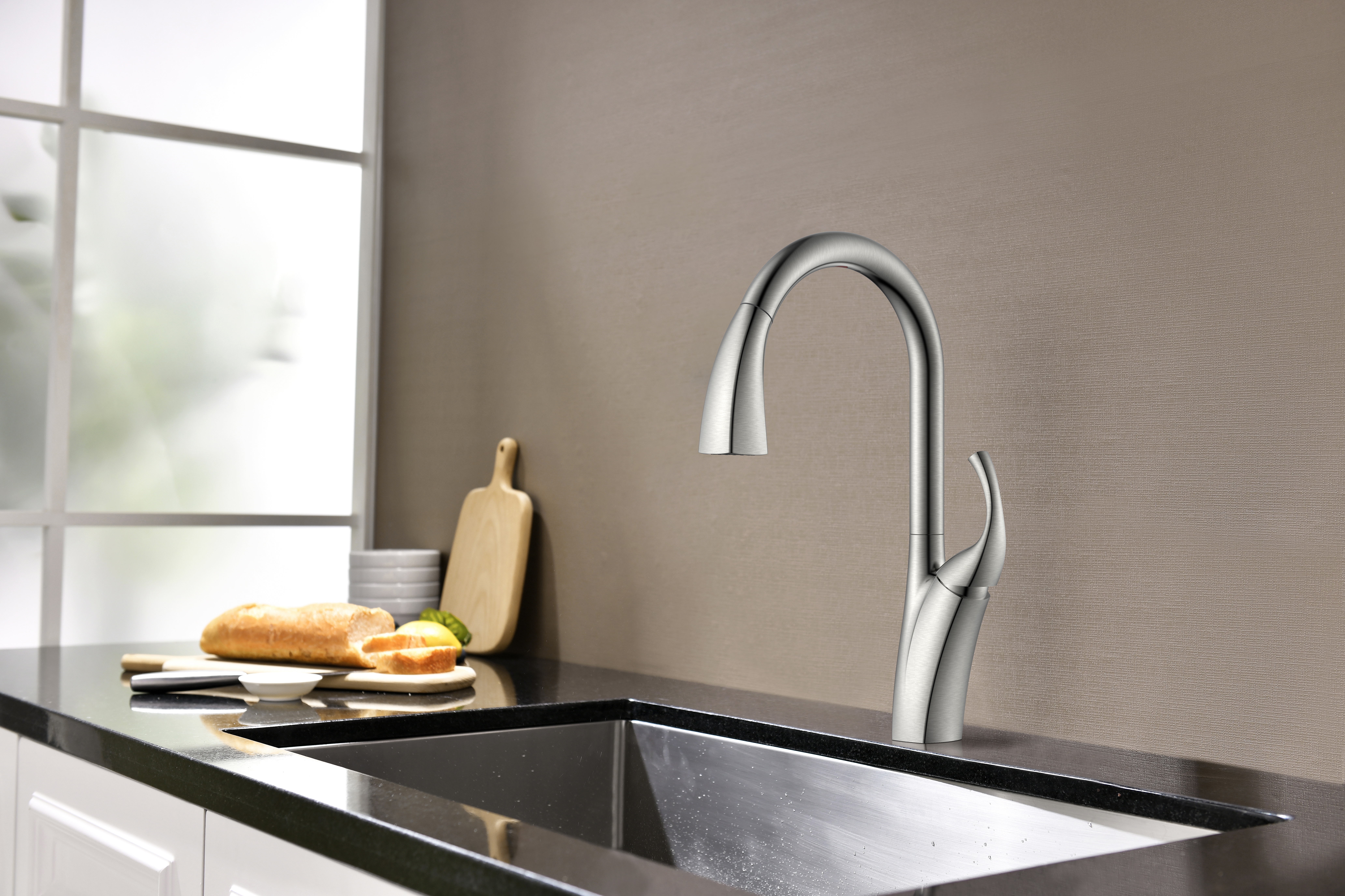 Adicione elegância à sua cozinha com uma torneira de cozinha moderna/de ouro/níquel escovado